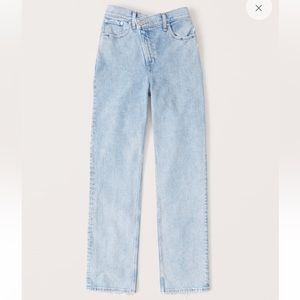 Abercrombie Ultra High Rise 90s Straight Jean. Light wash Crossover.